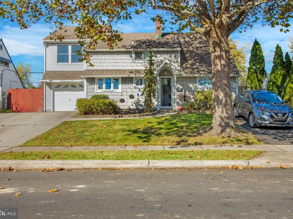 41 Iroquois Rd, Levittown, PA 19057