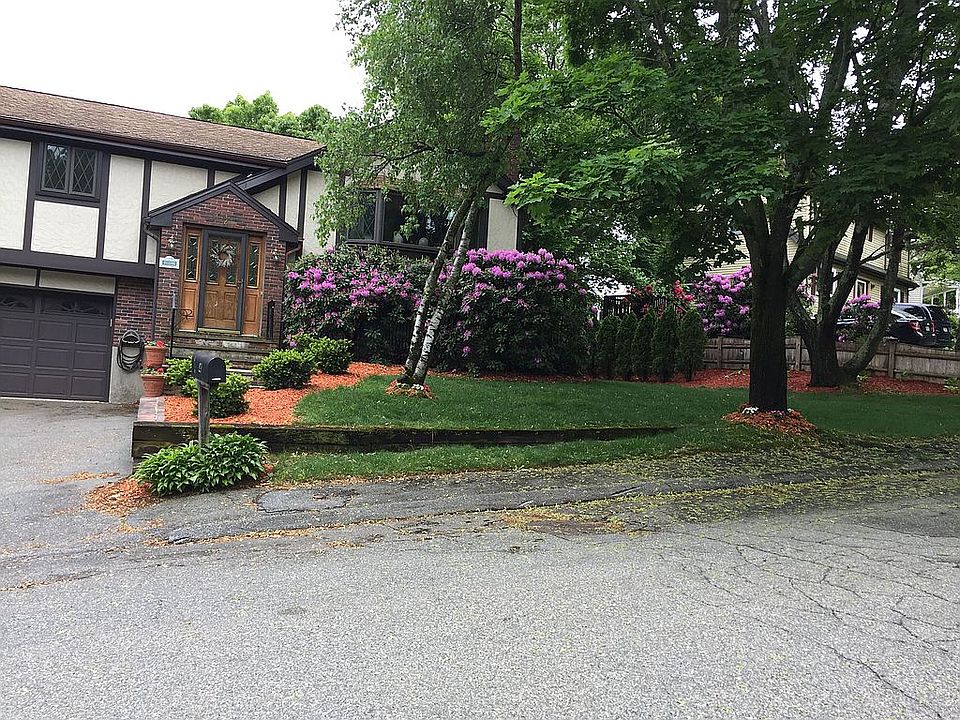 2nd image of 4 Fieldstone Dr