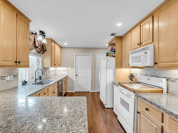 5th image of 2618 Spring Bend Dr