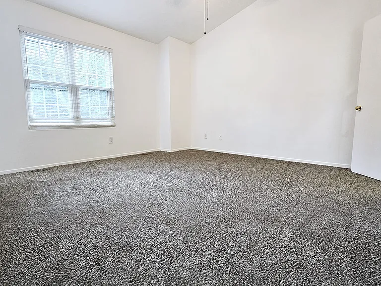 2401 Queen Anne Ct — Photo 12