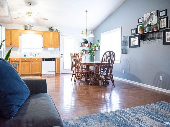 4th image of 1009 S York Ln