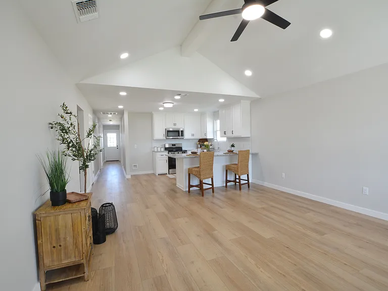 421 Valerie St — Photo 3