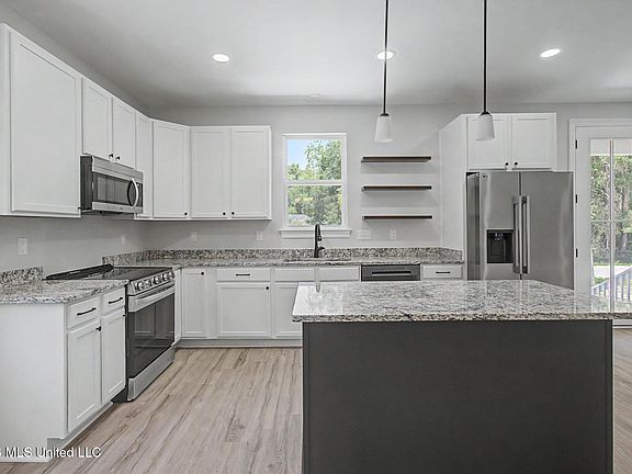 4th image of 807 Bay St