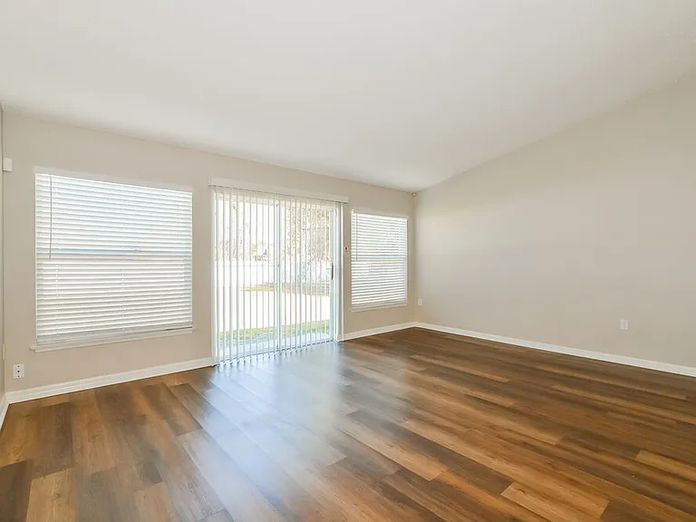 232 Tiffany Ct — Photo 4