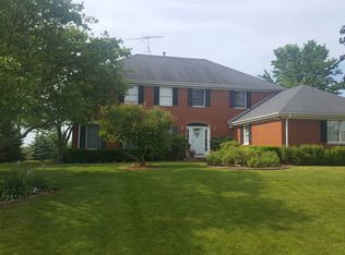 2 Whitman Ter, Hawthorn Woods, IL 60047