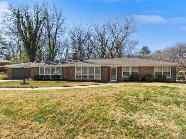 207 Country Club Ln, Belleville, IL 62223