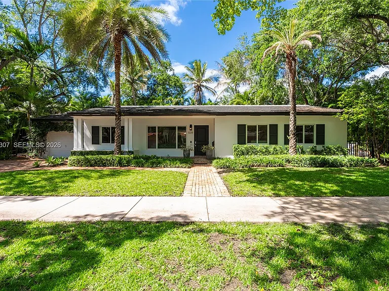 1029 Mariposa Ave — Photo 1