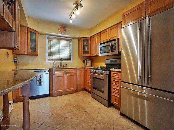 5th image of 152 Quintard St