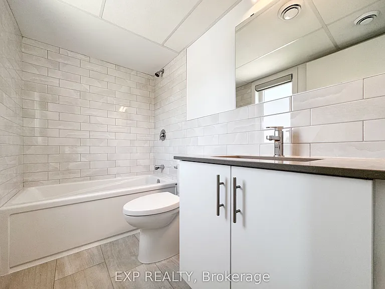 25 Fair Oaks Cres #E — Photo 24