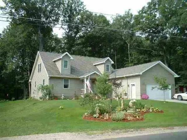 975 Springwood Dr, Prudenville, MI 48651