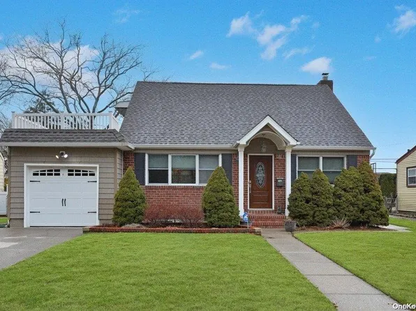 105 Old Farm Road S, New Hyde Park, NY 11040