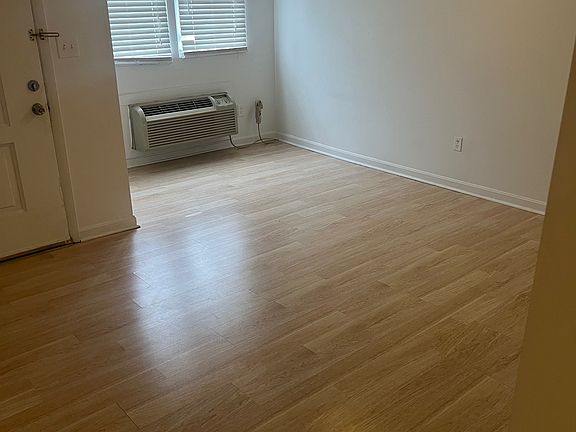 4th image of 406 S Stokes St #406