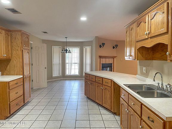 5th image of 2208 Highland Dr