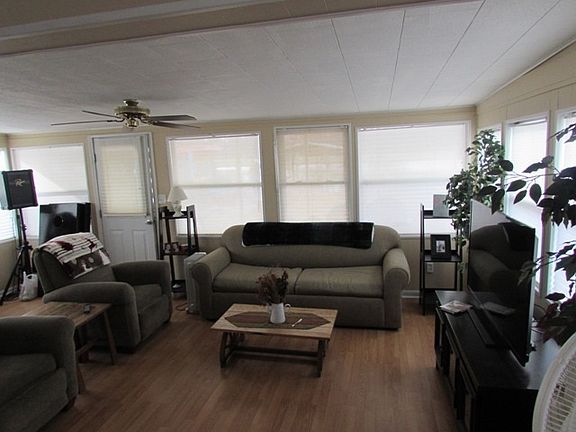 4th image of 20 Clubhouse Ln