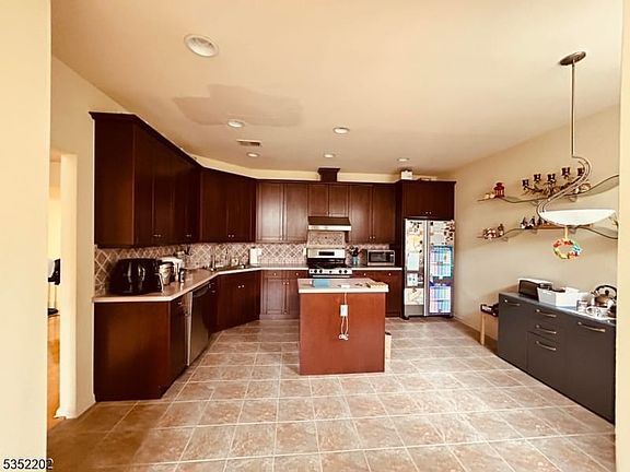 4th image of 711 Kensington Ln