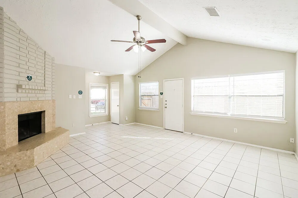 3 bed, 2.0 bath, 1353 sqft, $2,910 — Photo 4