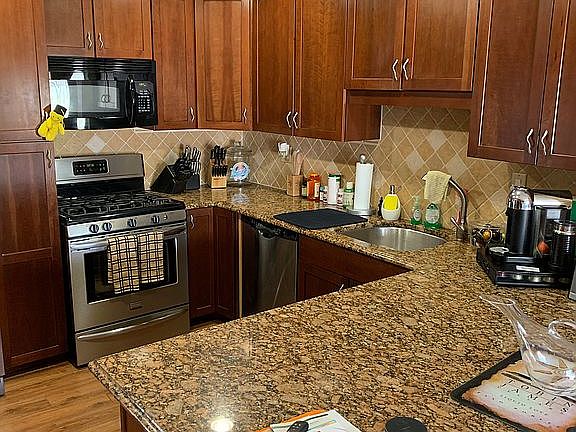 Kitchen granite top and gas 