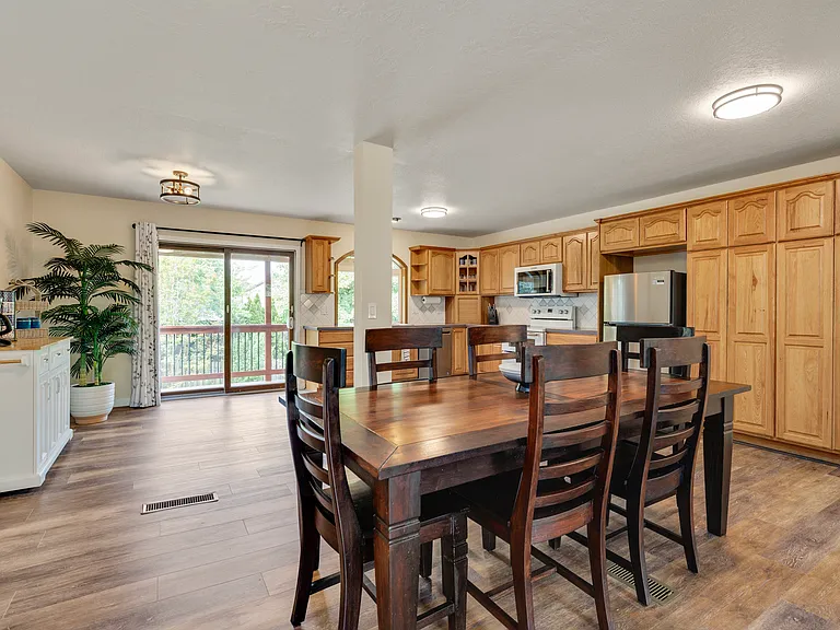 Upper Level
+Dining for 6