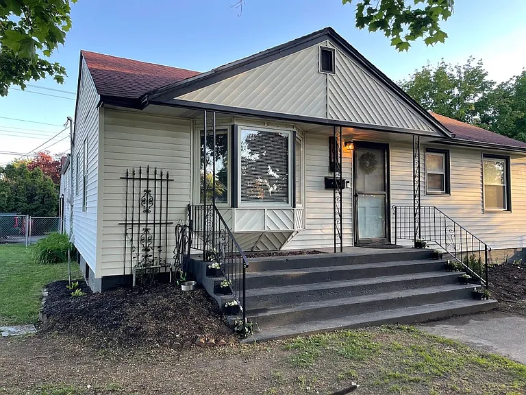 3703 W Rockwell Ave — Photo 2