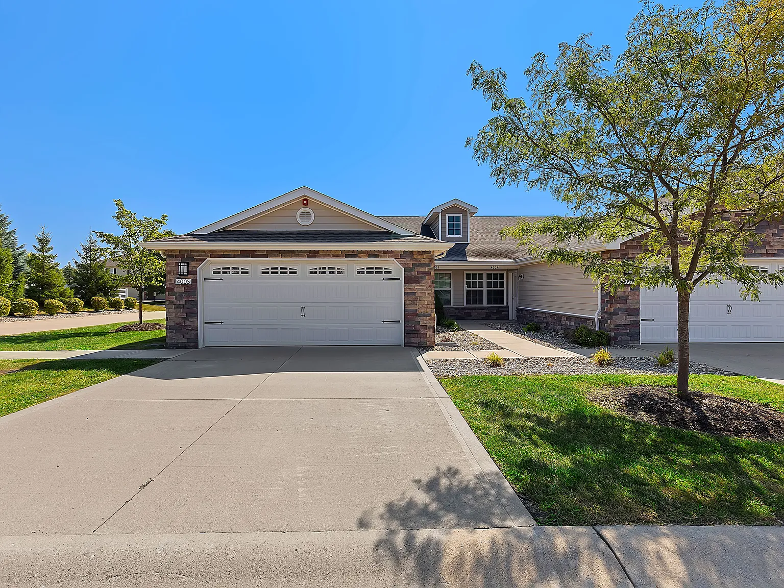 Redwood Westfield Myra Way — Photo 2
