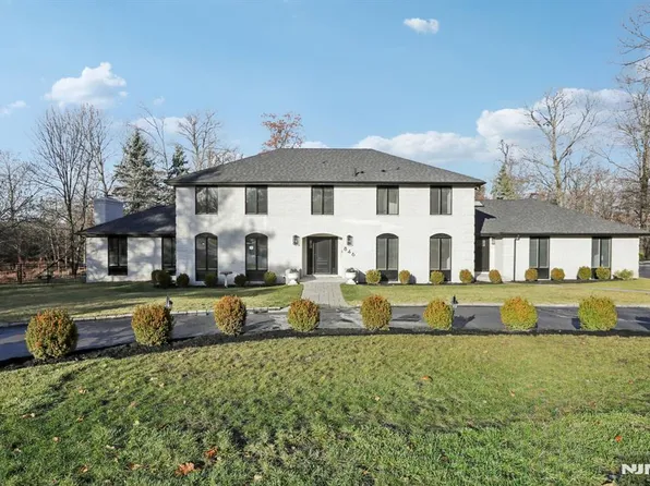 846 Iron Latch Rd, Franklin Lakes, NJ 07417