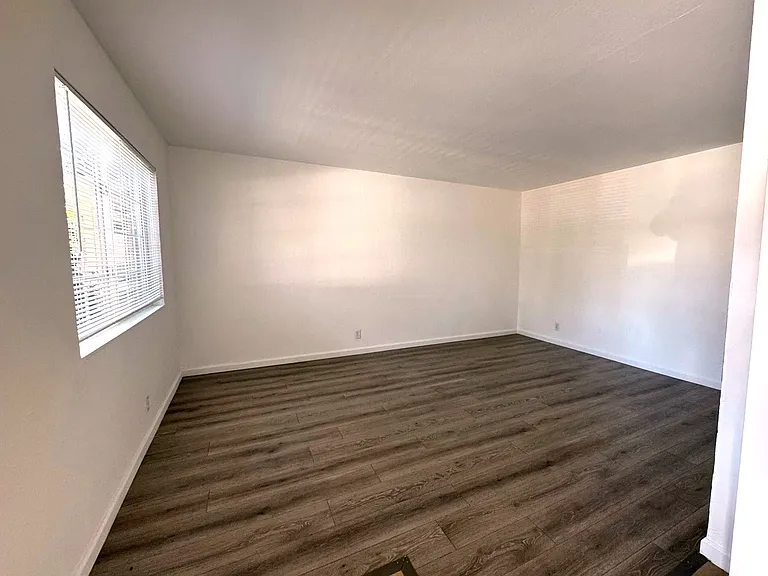 302 Dumont Ave — Photo 7