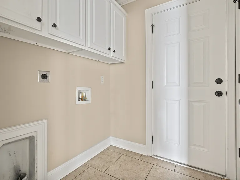1601 Pickford Ln — Photo 32
