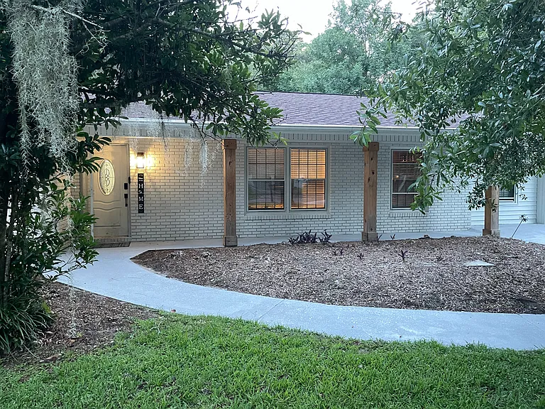 12905 Canterbury Rd — Photo 2