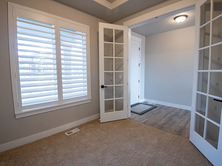 459 N Hawthorn Dr — Photo 3