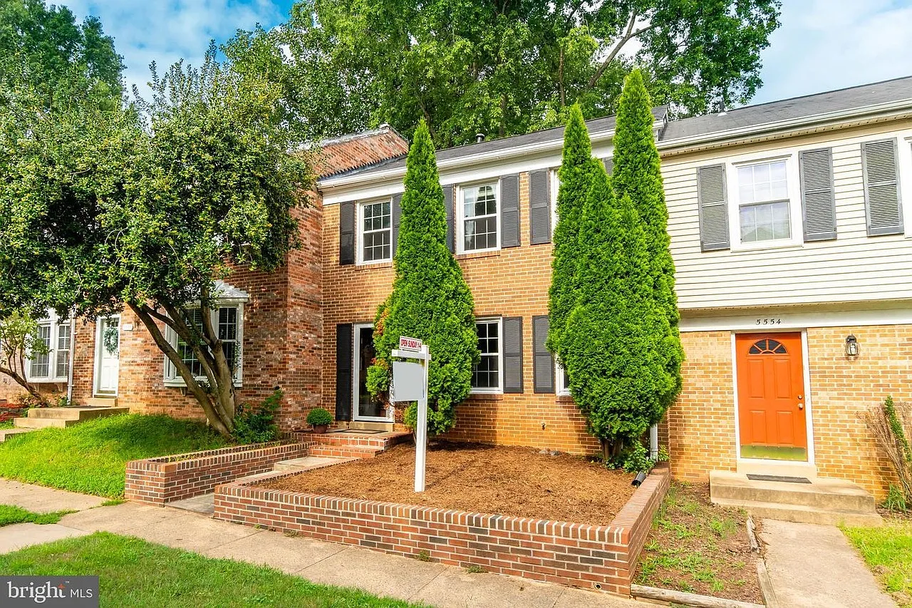 3 bed, 2.5 bath, 1577 sqft, $3,200 — Photo 2