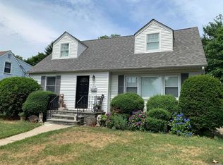 826 Elda Ln, Westbury, NY 11590