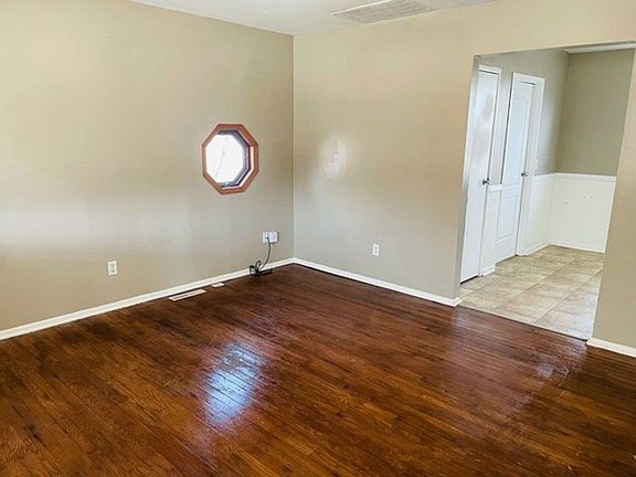 4th image of 3024 S Saint Paul Ave