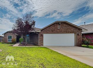 512 SW 44th St, Moore, OK 73160