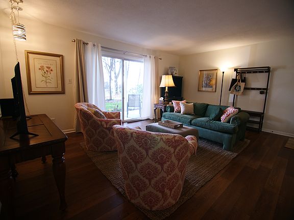 3rd image of 811 Highwood Dr APT 811