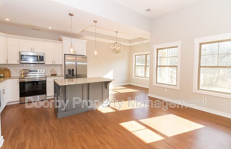 1st image of 206 S Aster Ave