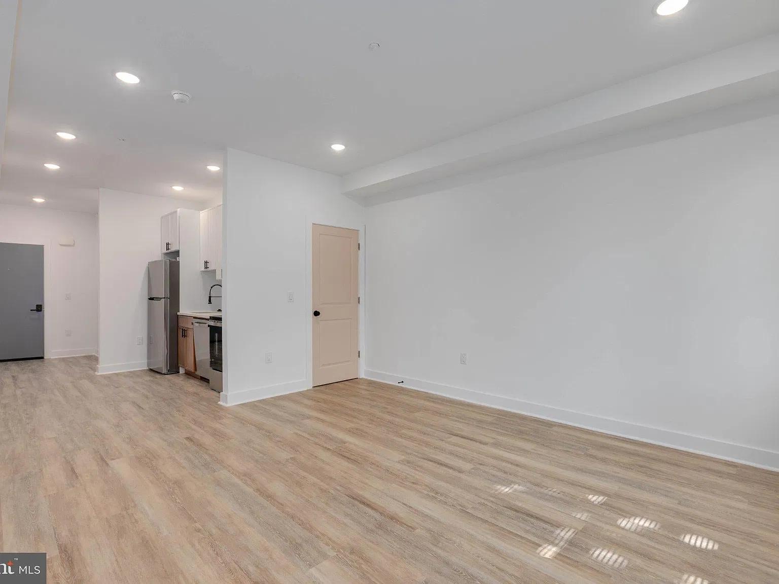 1 bed, 1000 sqft, $1,800 — Photo 4