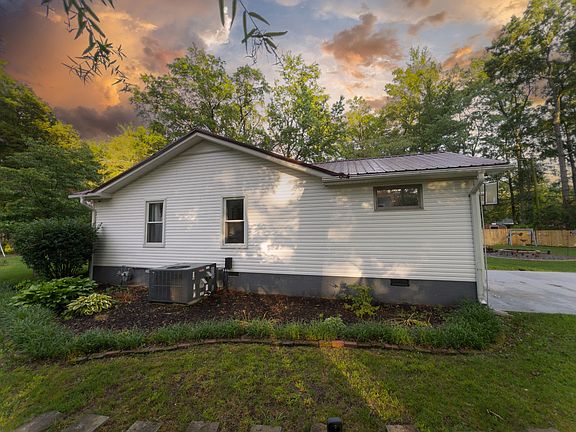 5th image of 1100 Woodland Dr