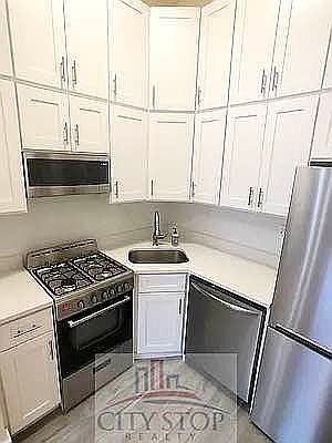 5th image of 107 W 74th St Penthouse F