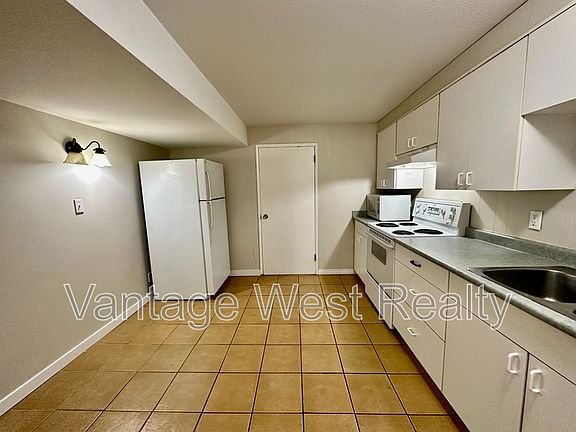 5th image of 1260 Centennial Cres Unit B