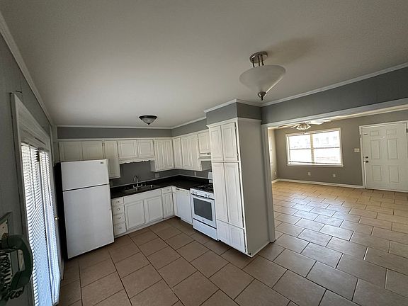 3rd image of 1409 S Commerce Ave APT 4
