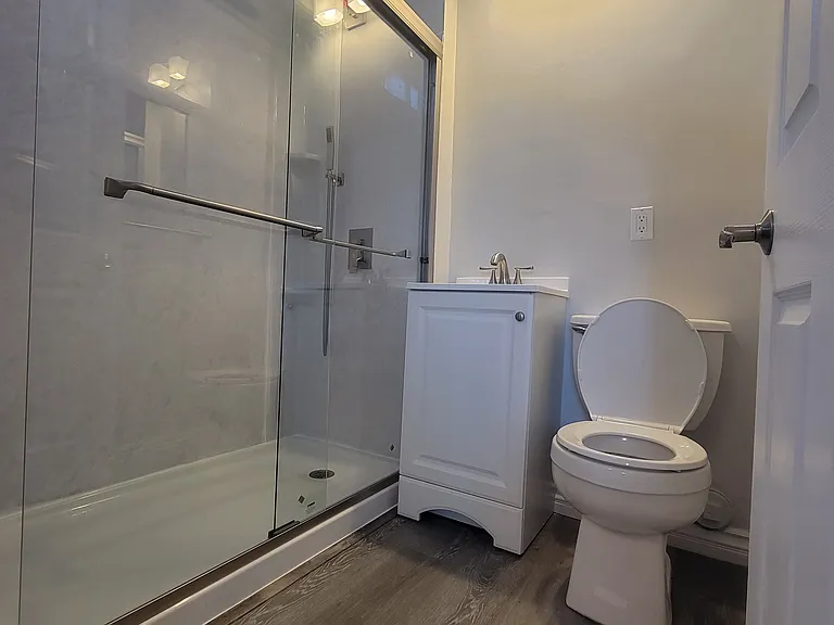 2550 Montrose Ave — Photo 9
