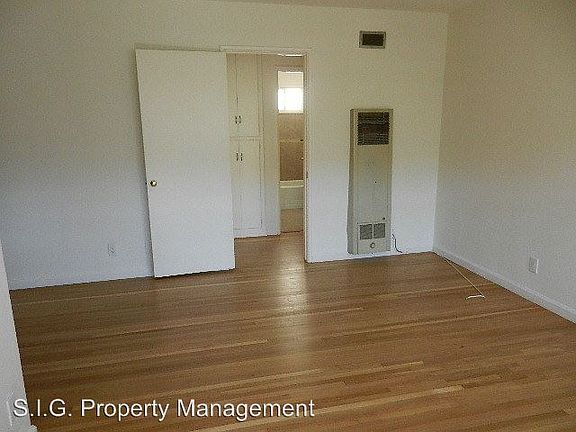 3rd image of 1702 W Victory Blvd APT E