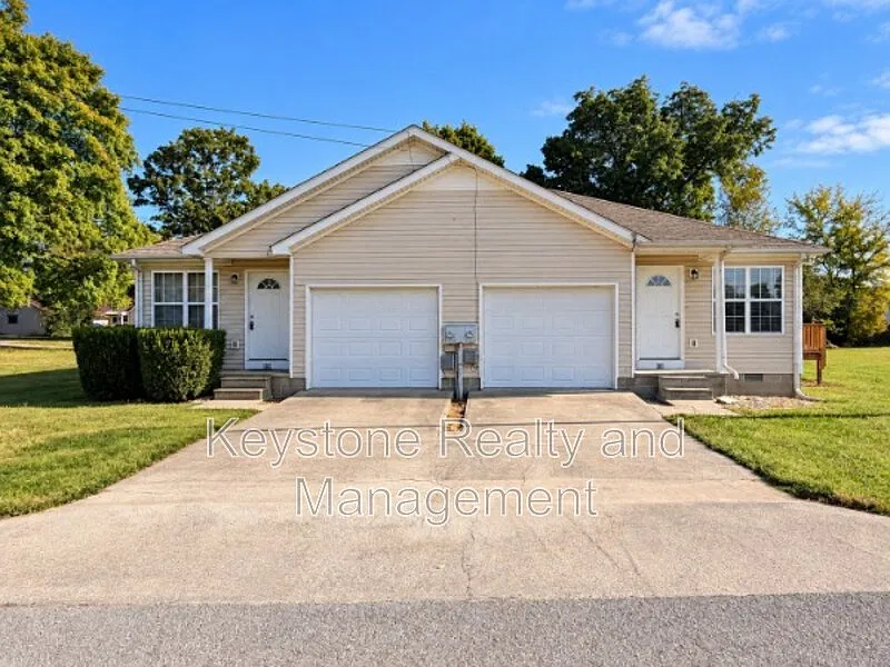2 bed, 1.0 bath, 982 sqft, $900 — Photo 1