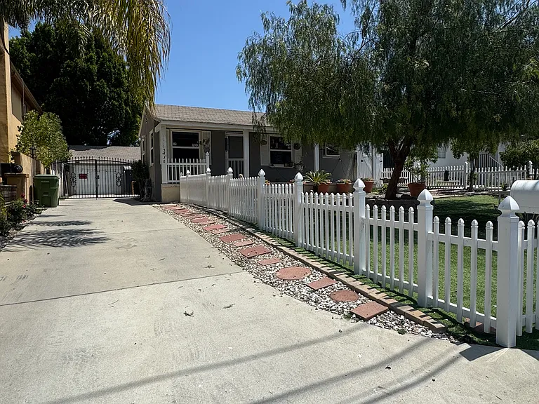 5438 Sylvia Ave — Photo 1