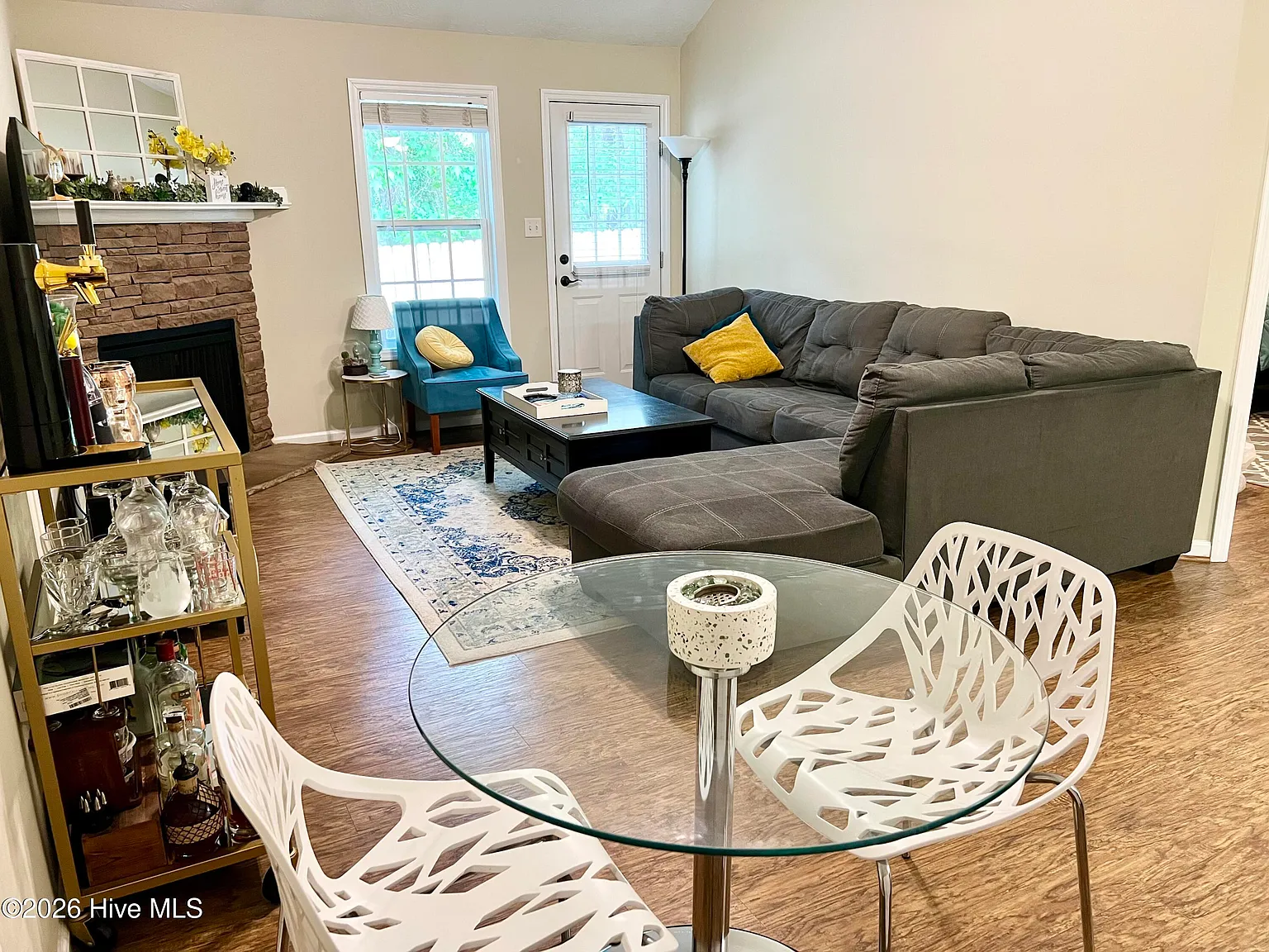 3 bed, 2.0 bath, 1377 sqft, $1,475 — Photo 3