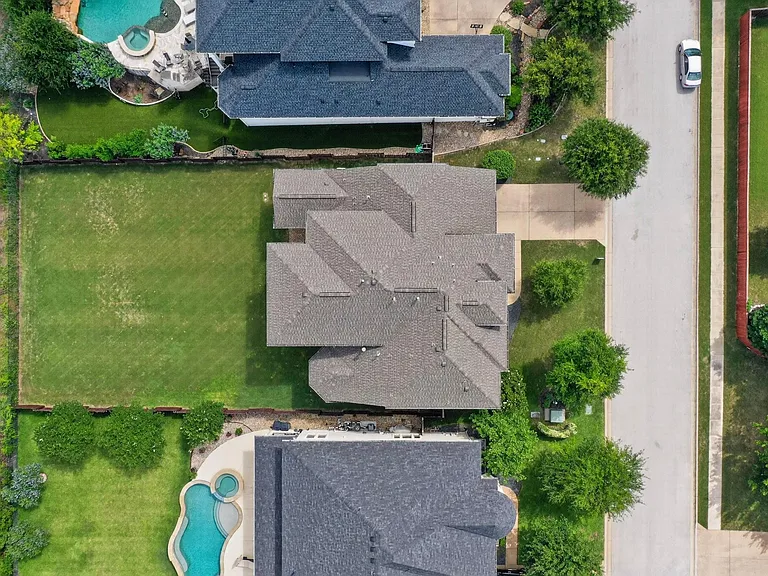 1905 Leaders Ln — Photo 3