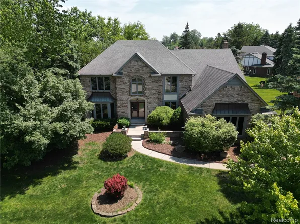 1717 Brandywine Dr, Bloomfield Hills, MI 48304