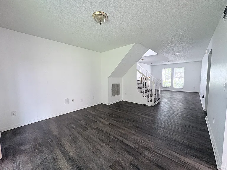 1019 Kelsey Ave — Photo 3