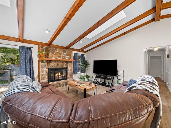 3rd image of 16 Trafalgar Ln
