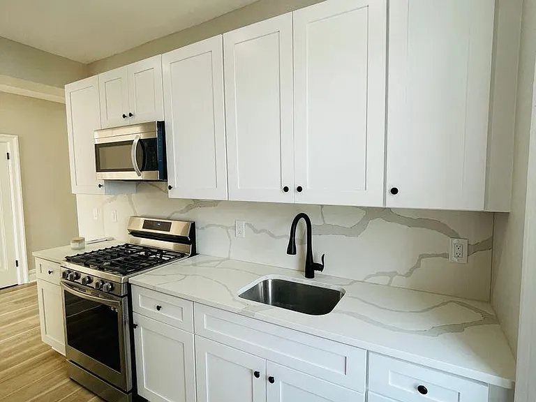 Stunning Building 1bed/ 1bath unit available. — Photo 1